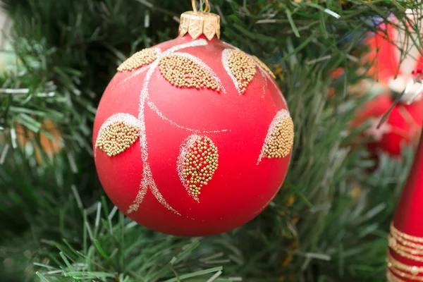 Рождественские игрушки в виде красного шара, висящего на Рождество — стоковое фото