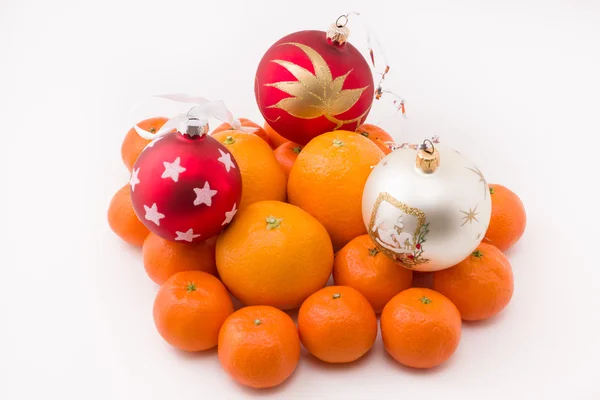 Рождественские игрушки с мандарином — стоковое фото
