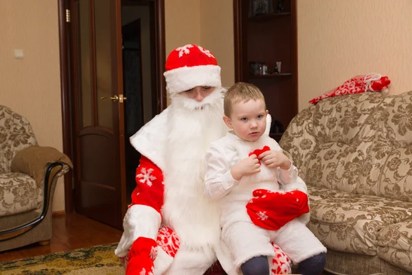 Papá Noel vino a visitarlo y le trajo un regalo. — Foto de Stock