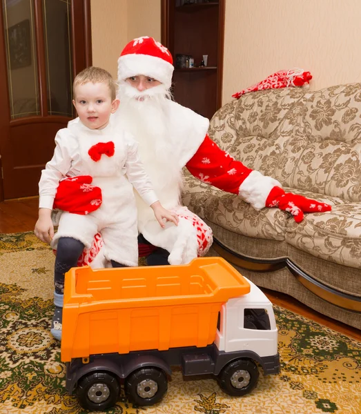 Święty Mikołaj przyszedł odwiedzić i przyniósł chłopcu prezent — Zdjęcie stockowe