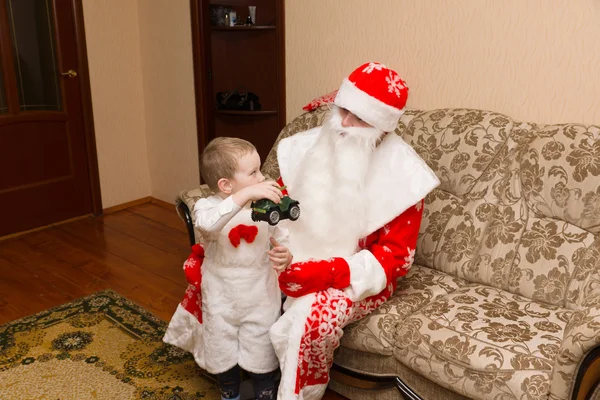 Jultomten kom på besök och gav pojken en gåva — Stockfoto