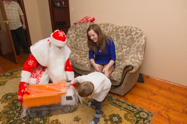 Para a mãe e seu filho veio ao Papai Noel e trouxe um presente — Fotografia de Stock