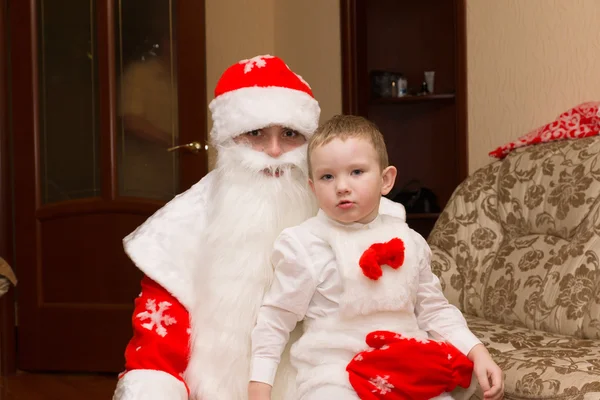 Papai Noel veio visitar e trouxe ao menino um presente — Fotografia de Stock