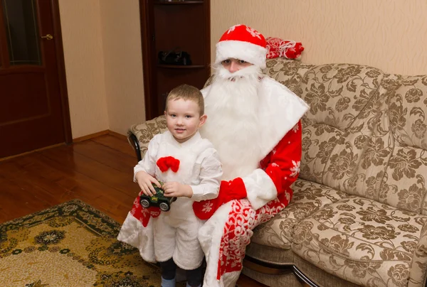Papai Noel veio visitar e trouxe ao menino um presente — Fotografia de Stock