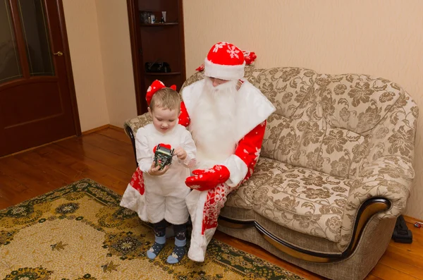 Papai Noel veio visitar e trouxe ao menino um presente — Fotografia de Stock