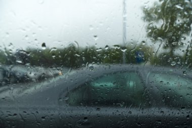 Su araba camına düşüyor