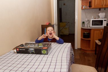 Çocuk lego seti ile