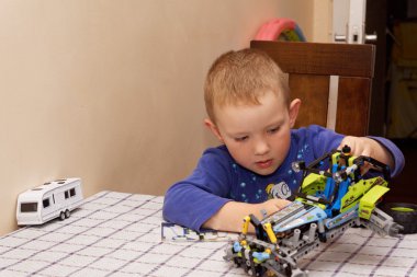 Çocuk lego seti ile