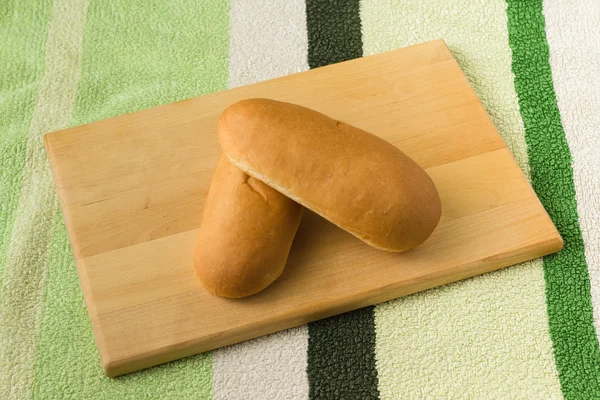 Dua roti tergeletak di papan — Stok Foto
