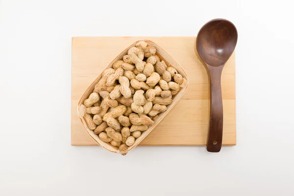 Utensilios de cocina con recipientes de madera llenos de nueces —  Fotos de Stock