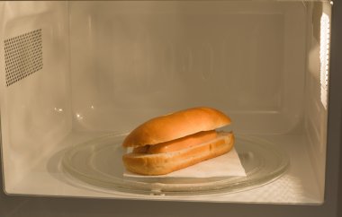 sucuk ve ekmek mikrodalga fırın ısındı