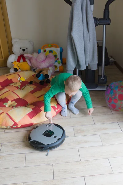 소년 시계 로봇 진공 청소기 — 스톡 사진