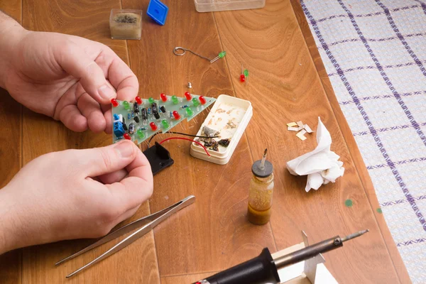 bir Led köknar ağacı solders 