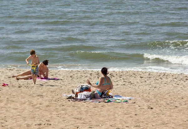 Verano en una playa en un Palanga — Foto de Stock