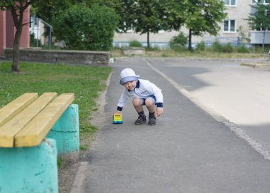 Çocuk sokakta araba ile
