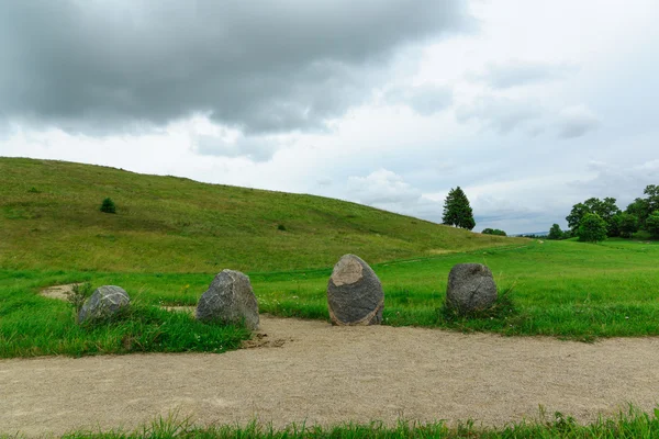 Obrovské kameny s hill — Stock fotografie