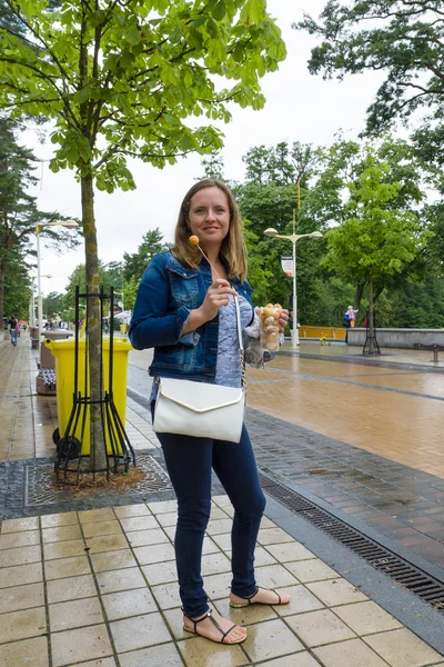 Vrouw op straat — Stockfoto