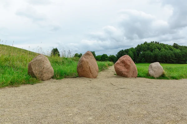 Obrovské kameny s hill — Stock fotografie