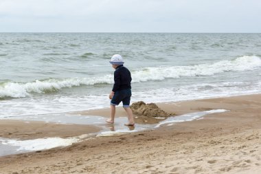 küçük çocuk denizde eğlenir