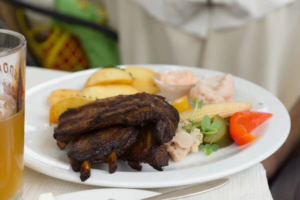 Del av kött med sallad — Stockfoto