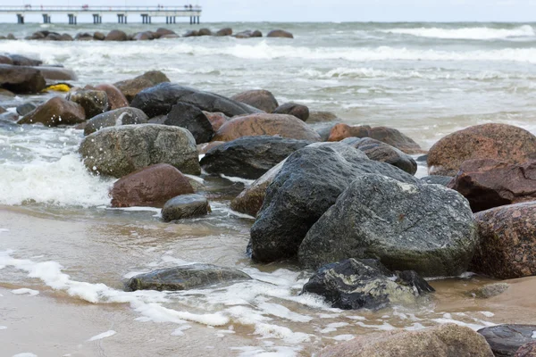 Камни в бурном море — стоковое фото