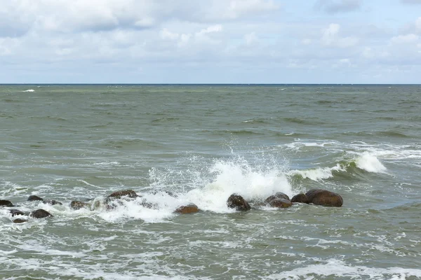 Pedras em um mar furioso — Fotografia de Stock