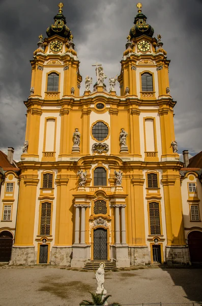 Torres gemelas del reloj de la abadía barroca de Melk —  Fotos de Stock