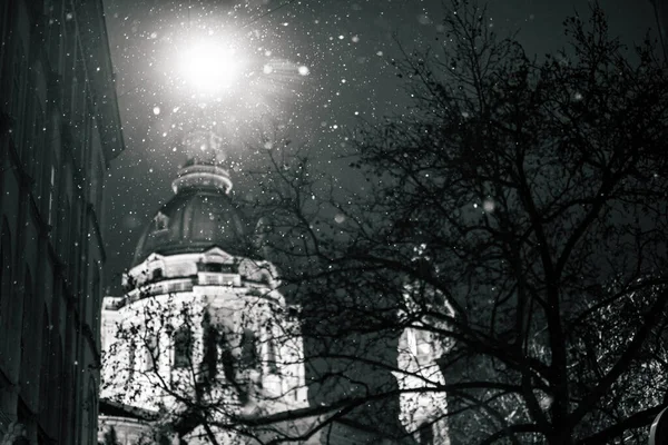 匈牙利布达佩斯，斯芬斯大教堂，有雪的穹顶 免版税图库照片