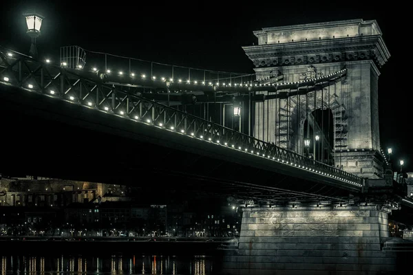 夜桥-- --匈牙利布达佩斯 图库图片
