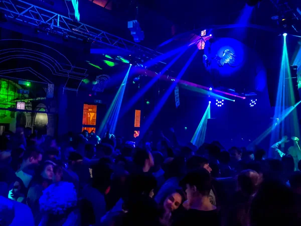 Budapest, Hungría - 14 de febrero de 2020: Gente bailando dentro de la discoteca Instant Fogashaz en Budapest —  Fotos de Stock
