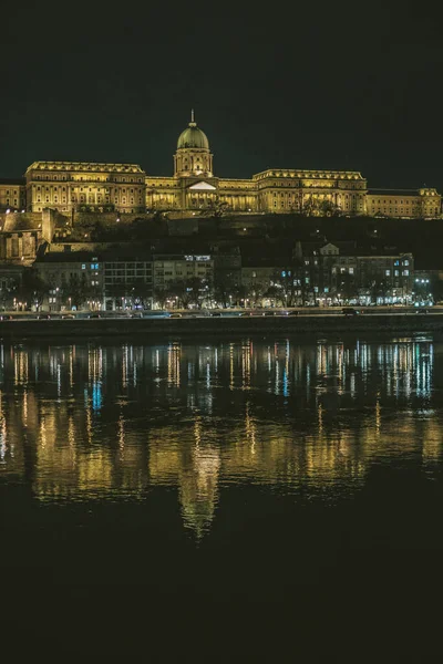 布达佩斯王宫城堡夜间 图库照片