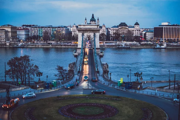 Budapester Kettenbrücke in der Dämmerung — Stockfoto