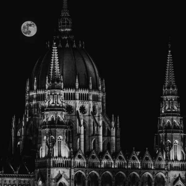 布达佩斯议会和满月 图库照片