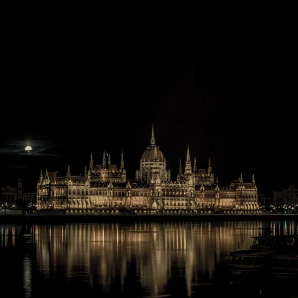 匈牙利议会大楼在夜间 免版税图库图片