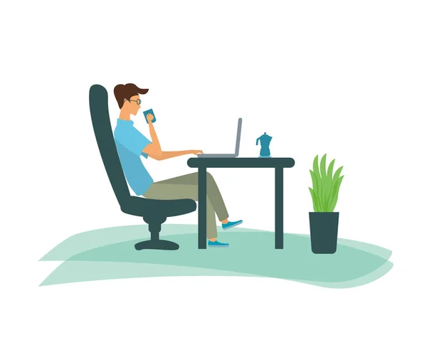 Evdeki ya da ofisteki bilgisayarda çalışan ve kahve içen bir adam. Uzaklık öğrenimi.