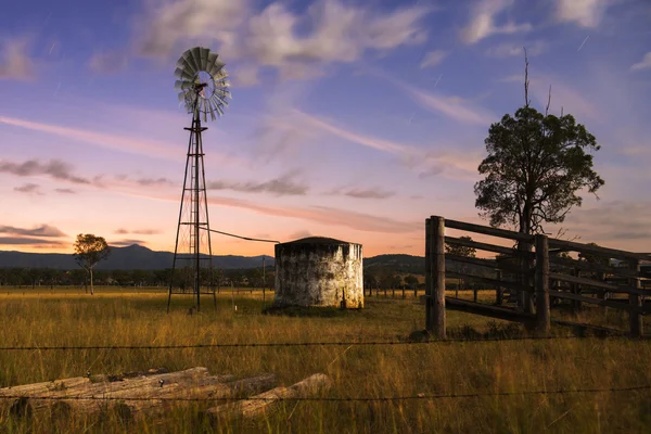 Molino de viento en el campo — Foto de Stock