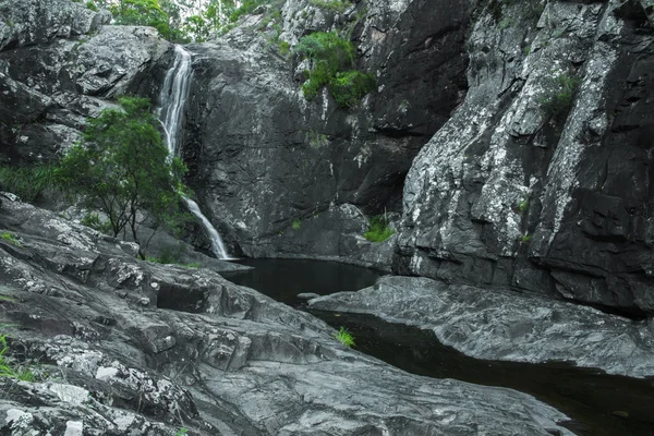 Кедр Creek Falls в гору Надіслати ці готелі вашим — стокове фото