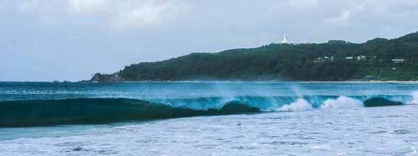 Plage de Byron avec phare de Cape Byron — Photo