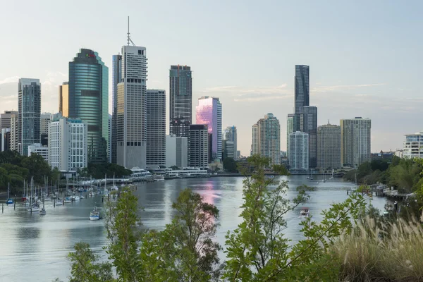 Brisbane, Australia - 23 kwietnia, 2016: widok z Brisbane City z Kangaroo Point w ciągu dnia na 23 kwietnia 2016. — Zdjęcie stockowe