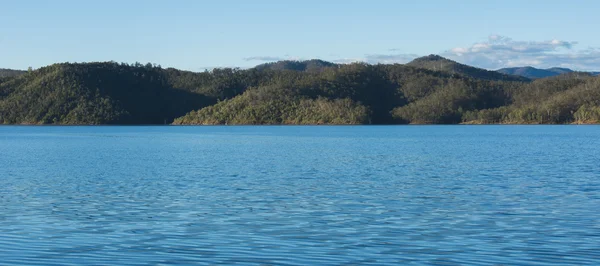 Lac Wivenhoe dans le Queensland pendant la journée — Photo
