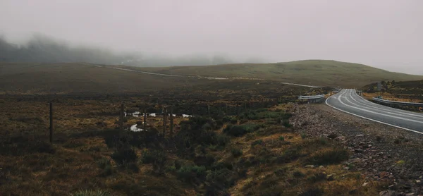 Туманное поле на горе — стоковое фото
