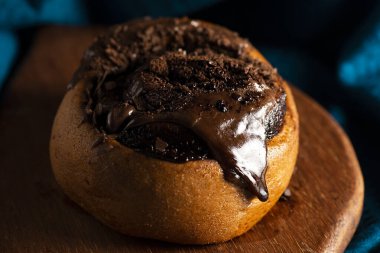 Eriyen çikolatalı ve yemek arkaplanlı taze çikolatalı pasta..