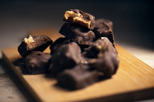 Kleine Stücke Von Erdnuss Und Karamell Cluster Fudge Dessert Hintergrund — Stockfoto