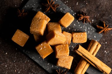 Lezzetli tuzlu karamel şekerleme parçaları..