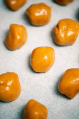 Çikolatalı fındıklı bisküviler pişirmeye hazırlanıyor..