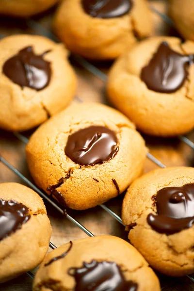 Çikolatalı fındıklı bisküviler pişirmeye hazırlanıyor..