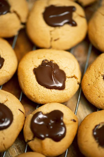 Çikolatalı fındıklı bisküviler pişirmeye hazırlanıyor..