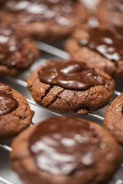 Çikolata aromalı taze pişmiş çikolatalı kurabiyeler, yemek arkaplanı..