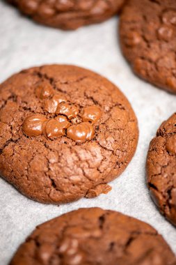 Klasik çikolata parçalı kurabiyeler taze pişmiş, yemek arkaplanı..