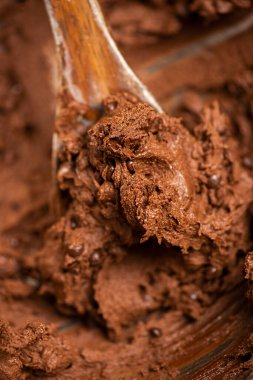 Klasik çikolatalı kurabiyeler pişirmeden önce hazırlanıyor..